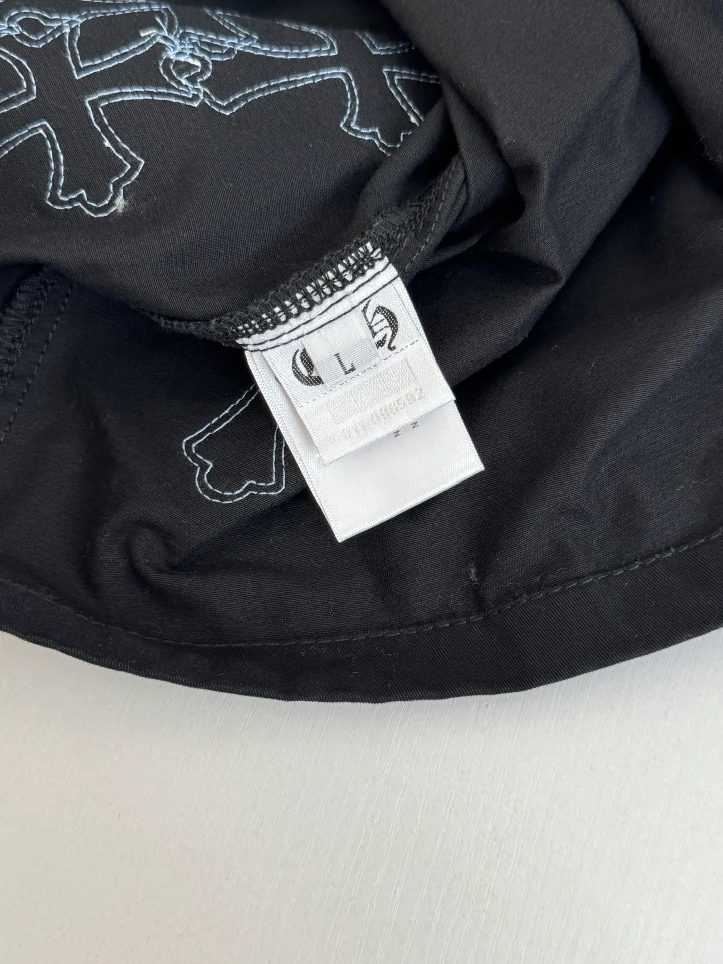 P590 Chrome Heart*/Chrome Heart CH leather workwear denim jacket, originally purchased for HK26,680, is a new series developed over the past 25 years. It is made of high-ounce twill denim fabric (the color is exclusive blackish blue, distinguishing it from pure black on the market), and the two-color cross is made of artificial leather (all individually dyed, with the same texture and no color difference). The stitch length, thread color, and wiring of the car are exactly the same. The inner leather is made of first-layer calfskin, with regular cross stitching, special machine sewing and edge stitching, 925 silver electroplated hardware, and consistent oxidation and distressing effects.  Size：S/M/L